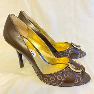 Guess Signature Logo Peep Toe Pumps LIKE NEW, Brown, 10